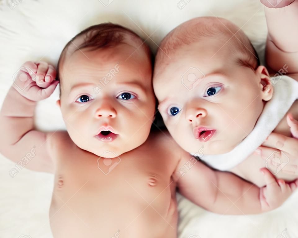 Neugeborenen Zwillinge Junge und Mädchen