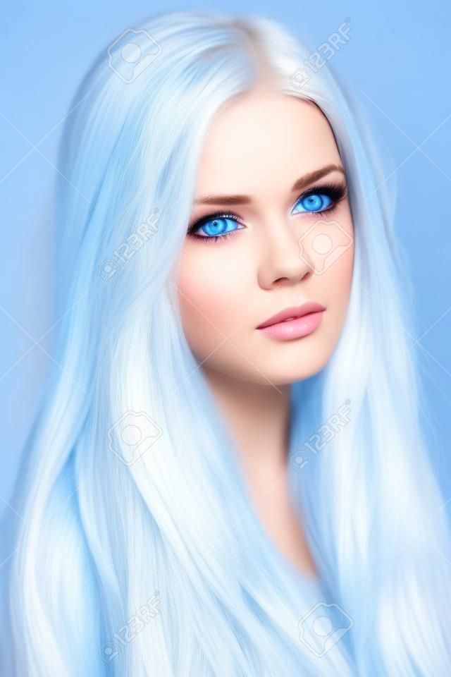 Schöne Mädchen mit blauen Augen und dem langen blonden Haar