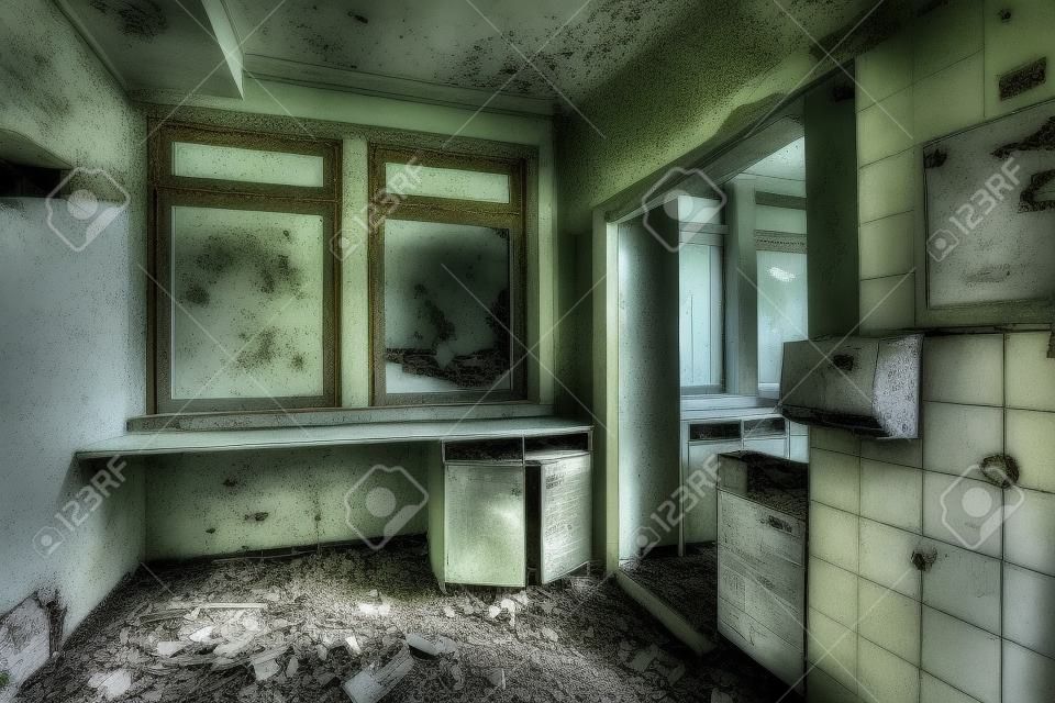 El interior de un edificio de hospital abandonado