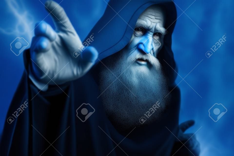 Retrato close-up de um sábio bruxo com capuz velho Warlock posando pronto para lançar um feitiço poderoso encantado com um fundo gradiente azul.