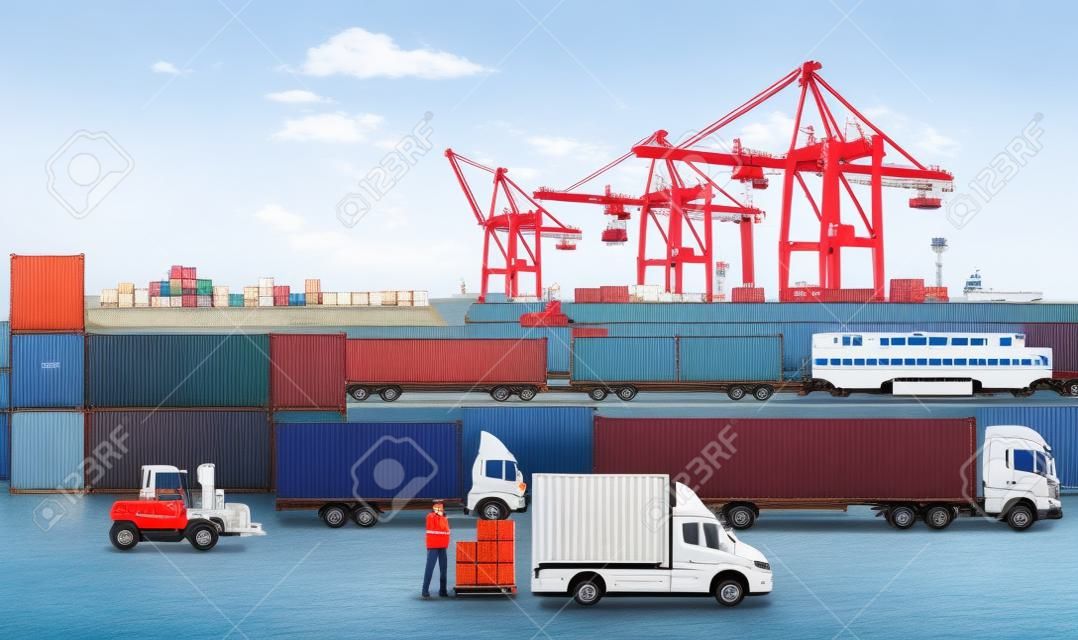 Porto comercial com trem de carga, caminhão e navio de contêineres