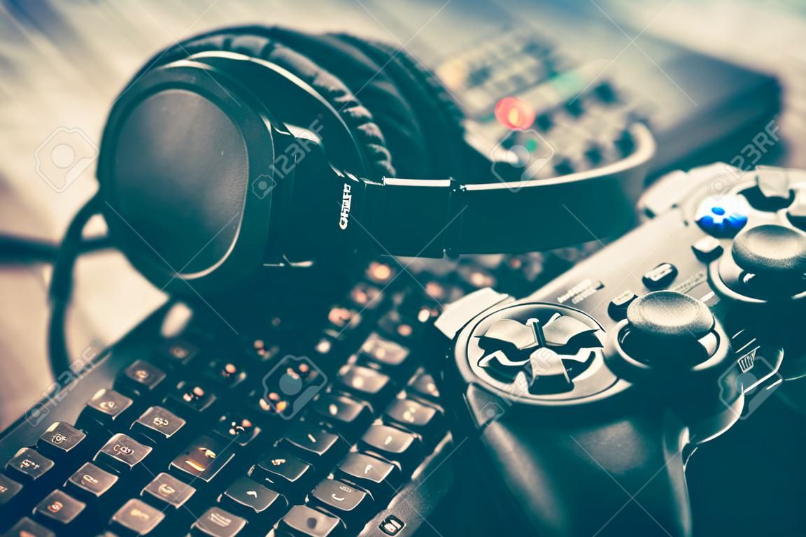 leuke gamepad video console gaming spel gamer speler headset oortelefoons toetsenbord concept - stock afbeelding