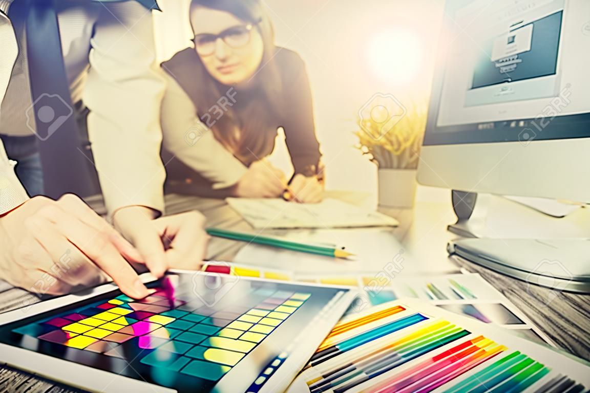 ontwerper grafische creatieve creativiteit werk tablet het ontwerpen van ontwerp kunstenaar kleuren kleuren ideeën stijl netwerken menselijk notebook patroon plaats concept - stock beeld