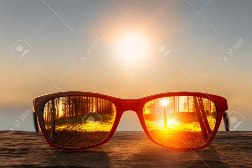 glazen focus achtergrond houten oog visie lens bril natuur reflectie kijken door zie helder zicht concept transparant zonsopkomst recept zonsondergang vintage zonnige zon retro - stock afbeelding