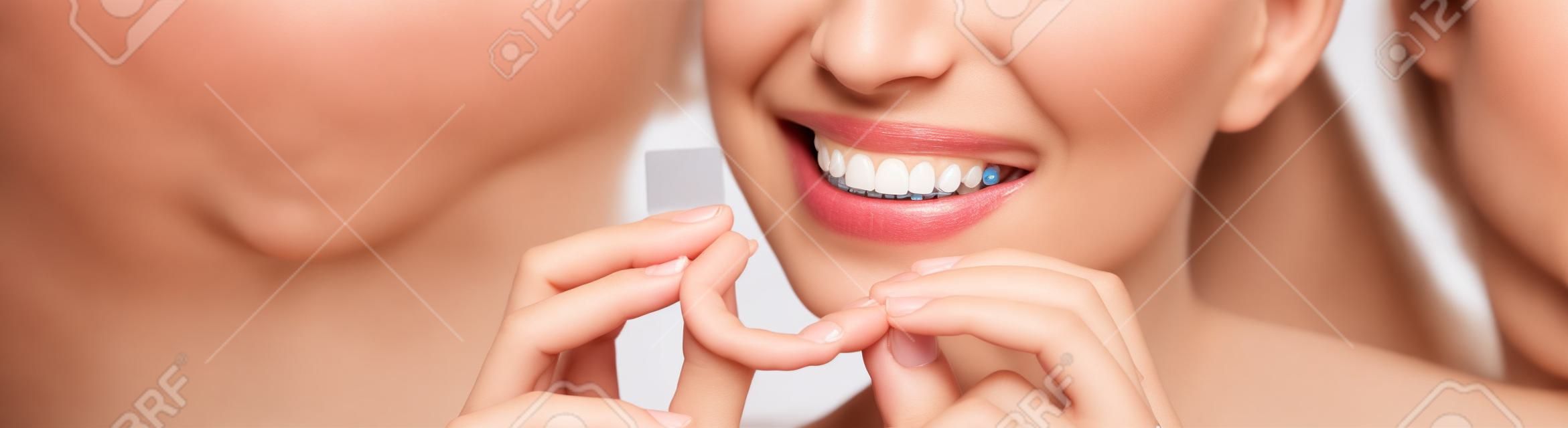 Femme, porter, formateur orthodontique, silicone Alignement invisible d'accolades. Appareil orthodontique mobile pour la correction dentaire.