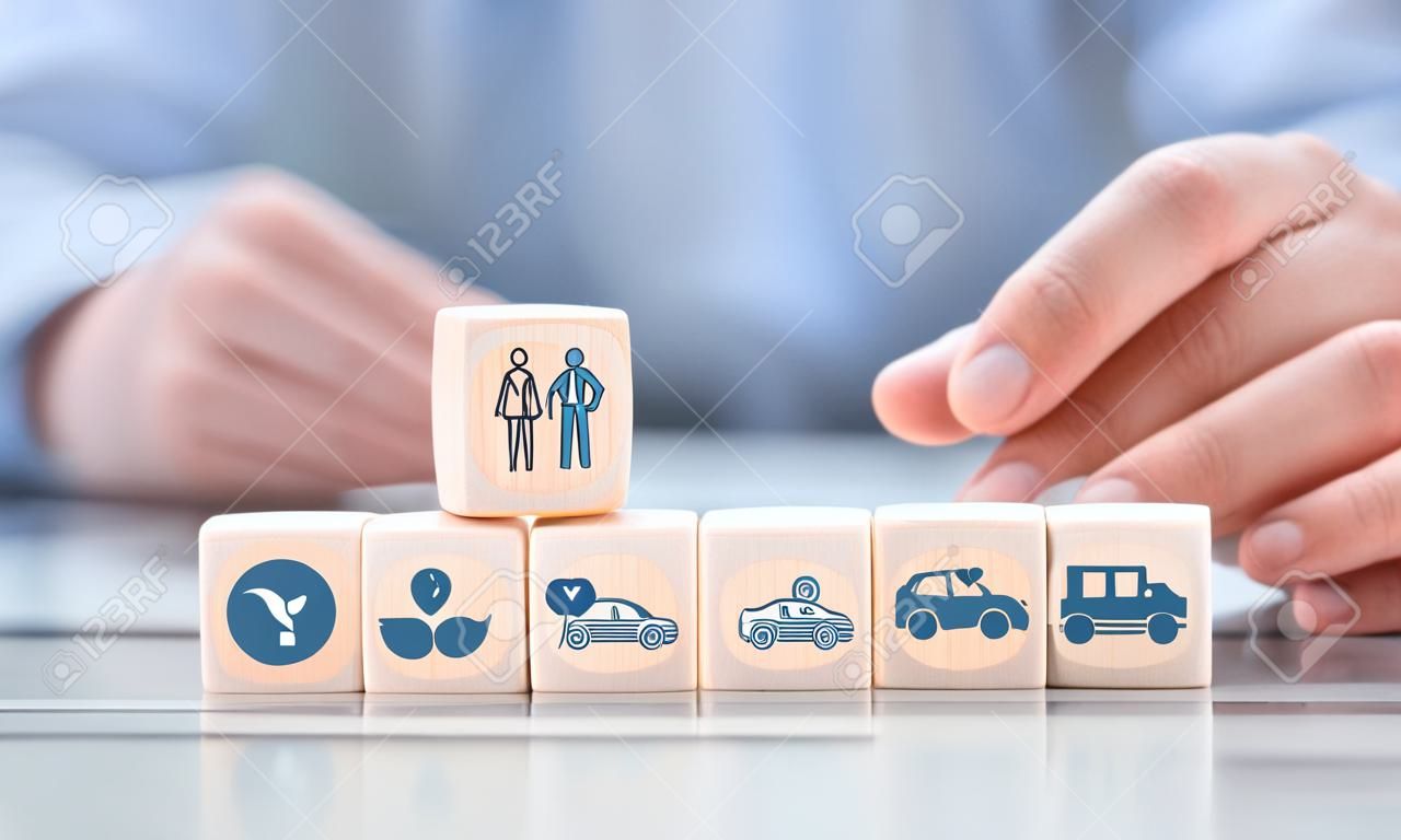 Blocos de madeira com ícones de vários tipos de seguro. Conceito de seguro de vida.