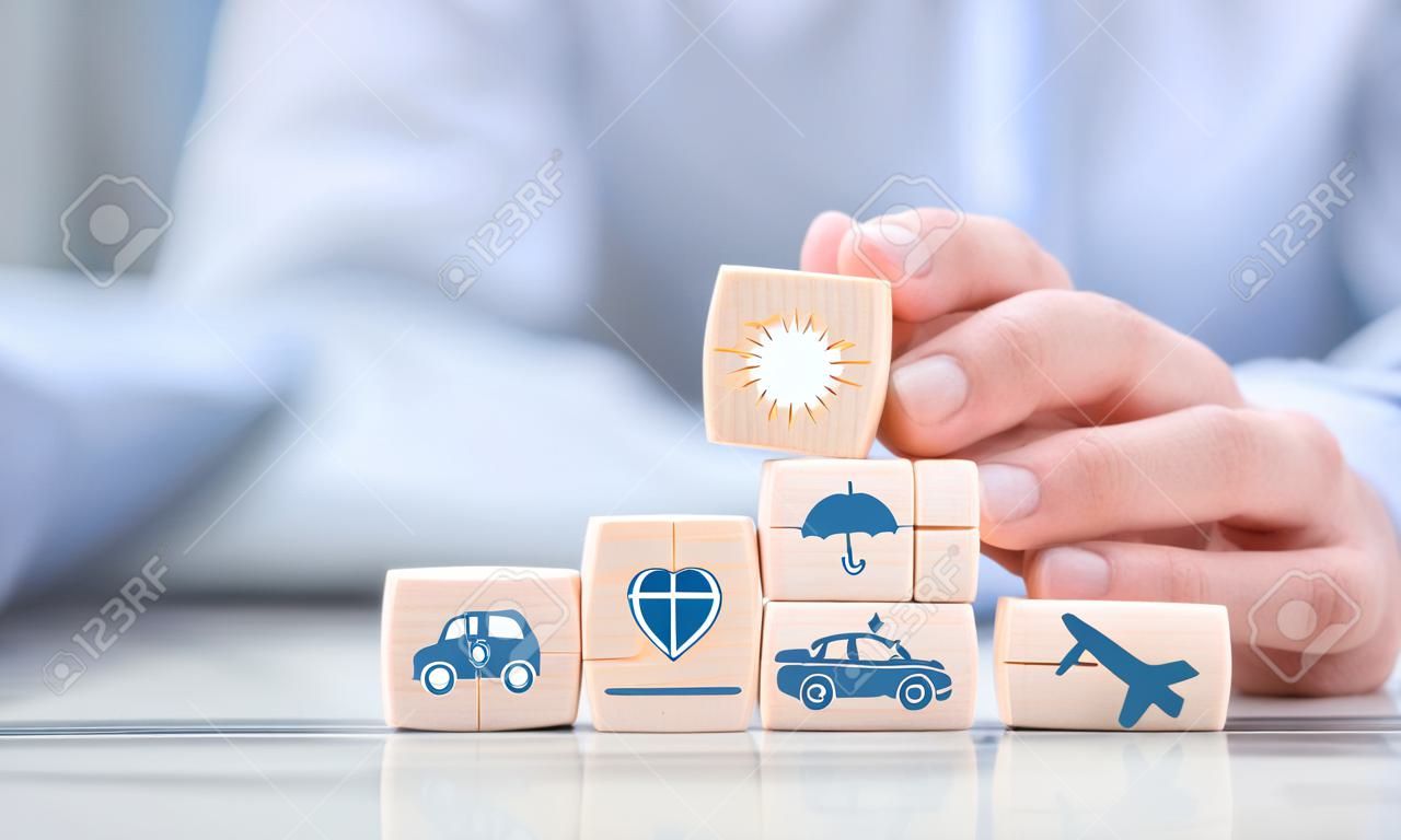 Holzklötze mit Symbolen verschiedener Versicherungsarten. Lebensversicherungskonzept.