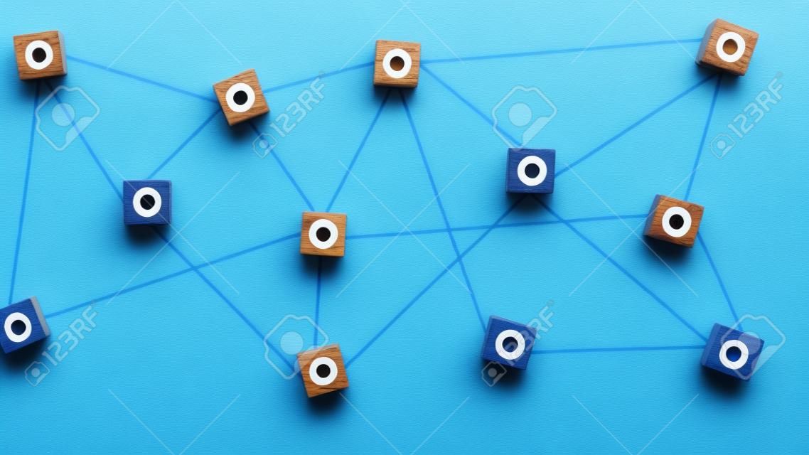 Holzklötze auf blauem Hintergrund miteinander verbunden. Teamwork, Netzwerk und Community-Konzept.