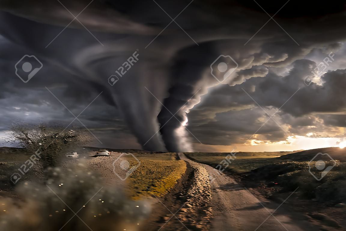 Vista de um grande tornado destruindo a paisagem