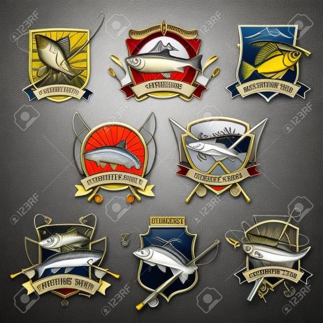 釣りスポーツ バッジ セット。低音、マス、サケ、マグロ、スズキ、ヒラメ釣りシンボル魚釣りロッドと漁師クラブまたはトーナメント デザイン リボン紋章シールドのフックの
