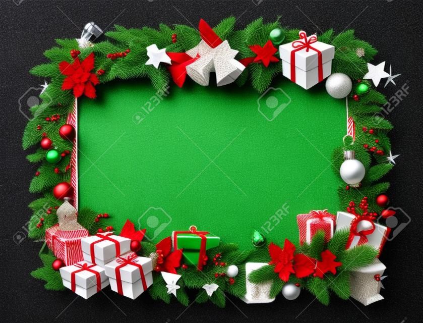 Cadre de vacances de Noël avec des cadeaux de nouvel an et un arbre de Noël. Salutations de Noël avec bordure de guirlande de sapin, d'épicéa et de houx, boîtes à cadeaux, noeud de ruban rouge et étoiles, boules, canne en bonbon et cloches