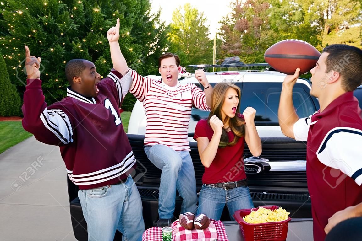 Tailgating: Groupe d'amis Acclamation tout en écoutant Football Game On Radio