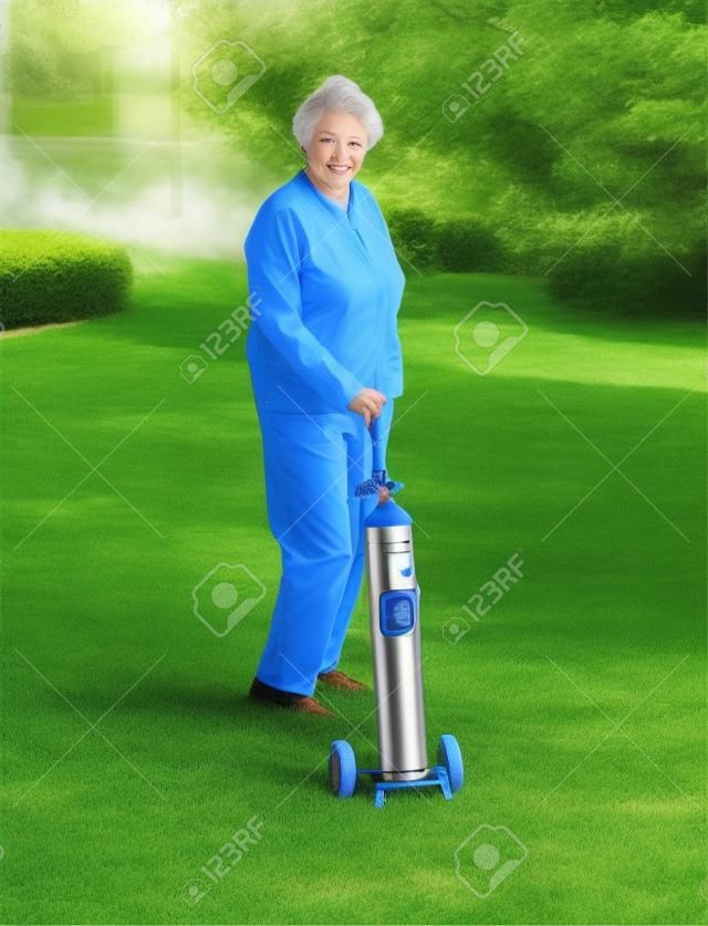 dama senior con tanque portátil de oxígeno en patio