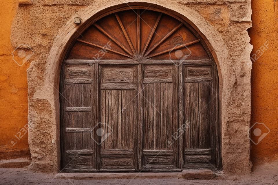 Vecchia porta di legno ad arco a Essaouira, Morocco