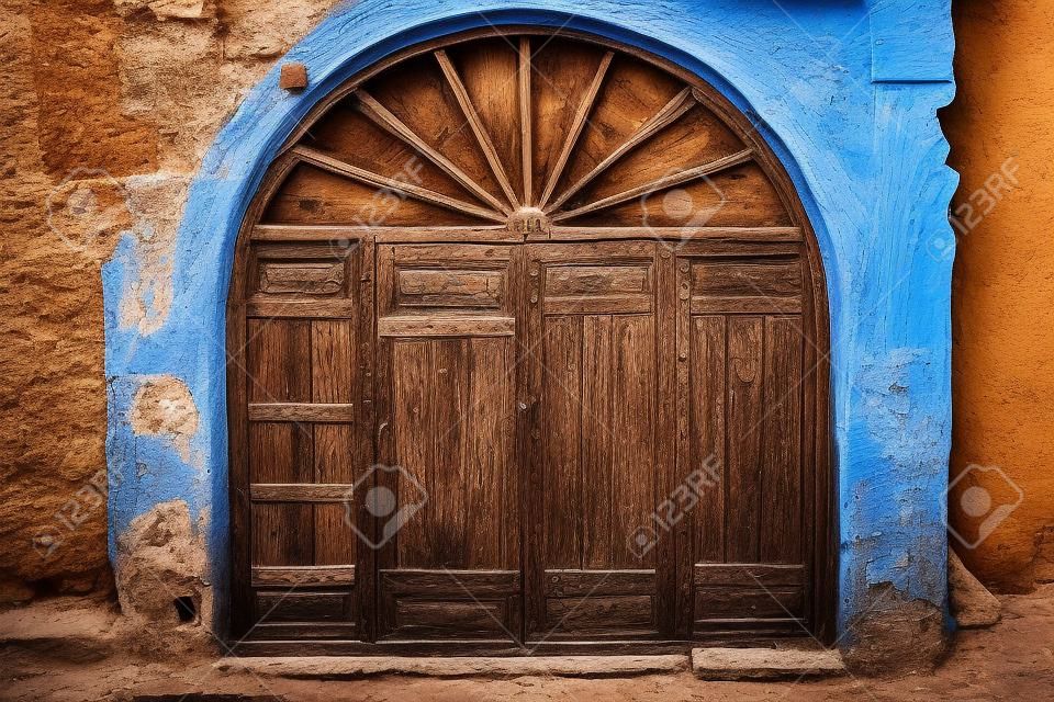 エッサウィラ、モロッコの古いアーチ型の木製ドア