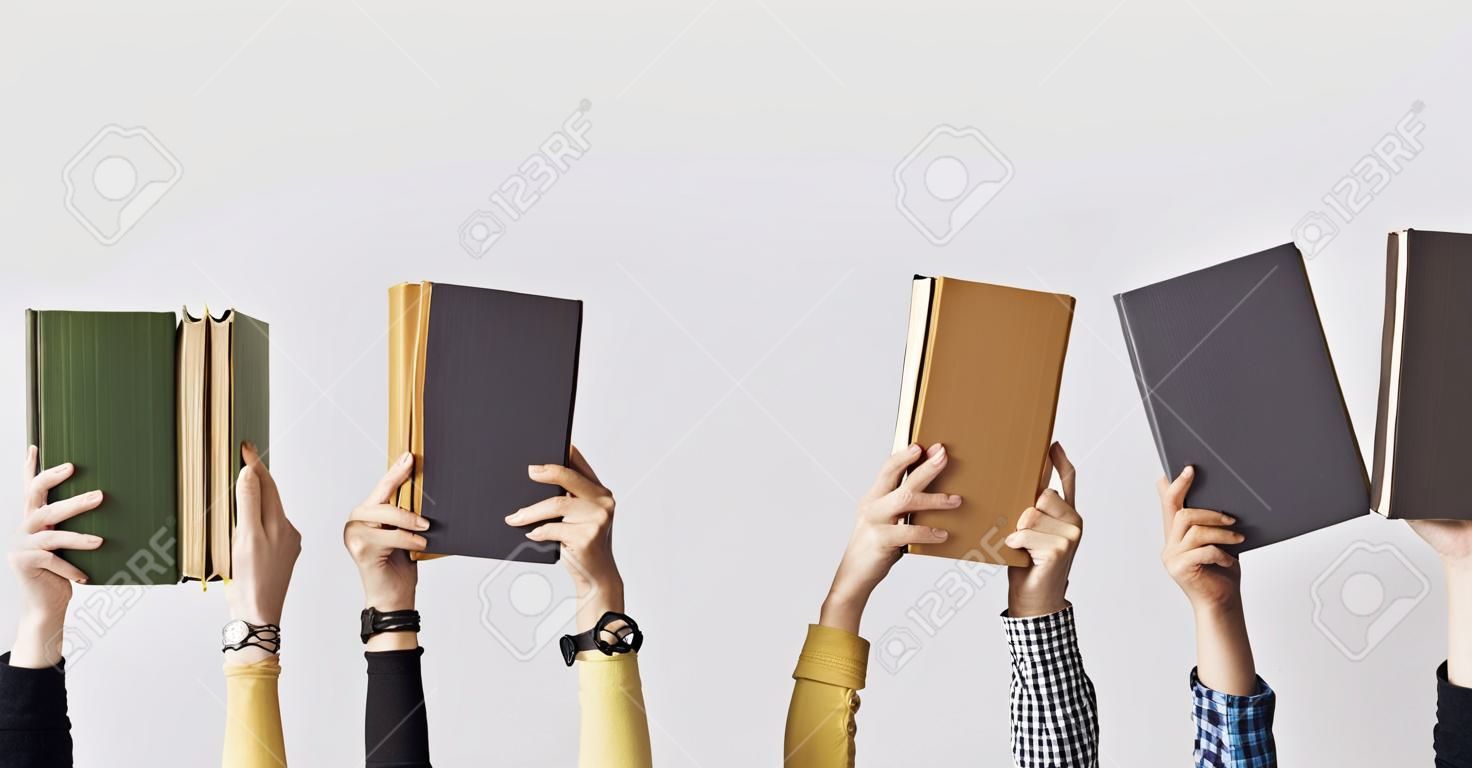 Ręce ludzi trzymają książki