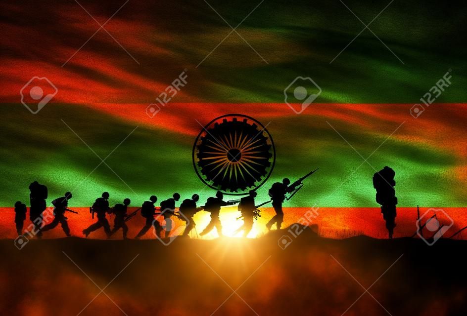 Silhouet van soldaten vechten in oorlog met India vlag als achtergrond