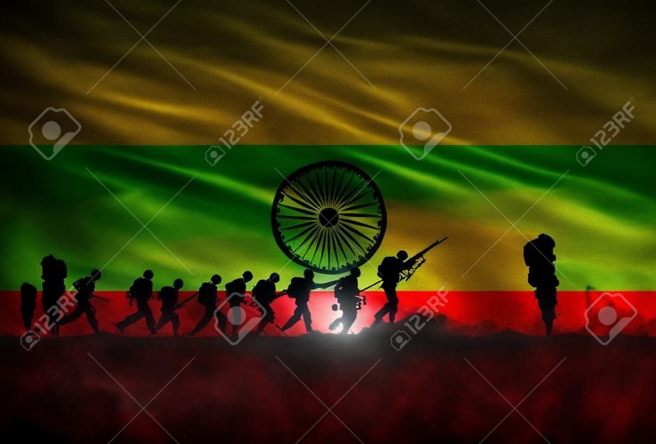 Silhouet van soldaten vechten in oorlog met India vlag als achtergrond