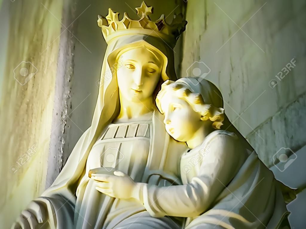 Hermosa escultura de la virgen María y el Niño Jesús
