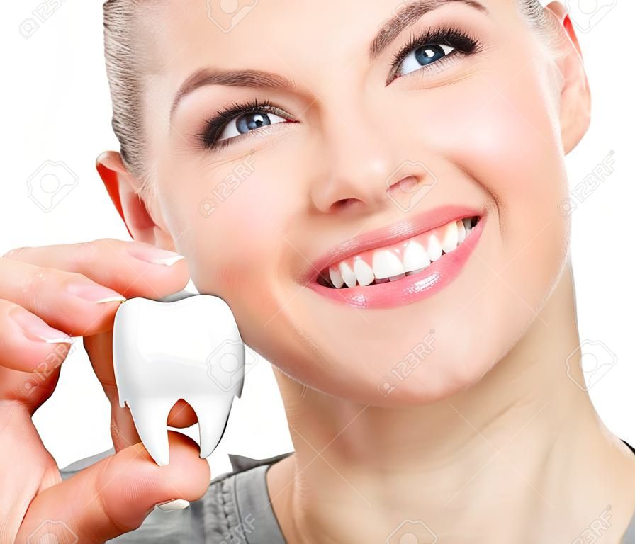 Retrato da fêmea caucasiana bonita que mostra o modelo molar. Saúde dental e conceito regular do checkup.