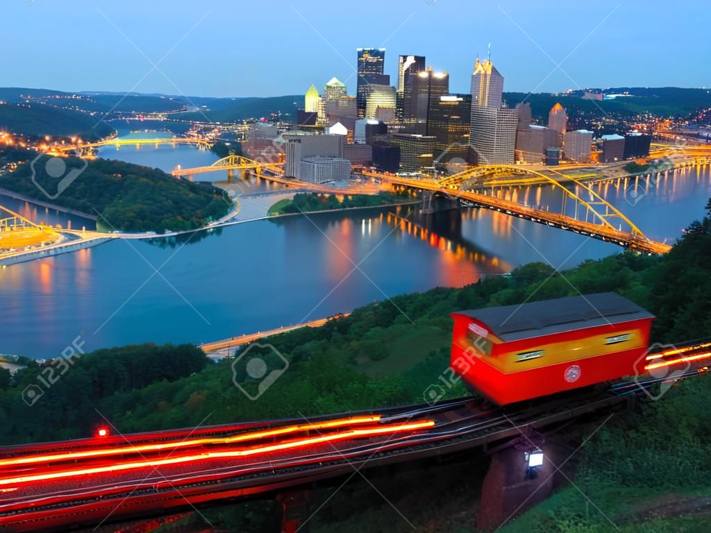 Incline operando em frente ao horizonte do centro de Pittsburgh, Pensilvânia, EUA