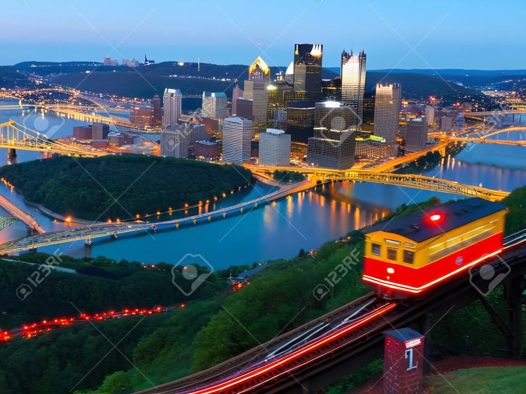 Incline operando em frente ao horizonte do centro de Pittsburgh, Pensilvânia, EUA