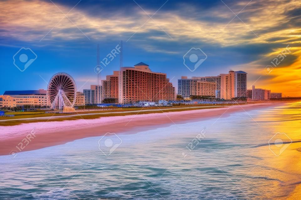 Daytona Beach, Florida, расположенный на побережье горизонт США