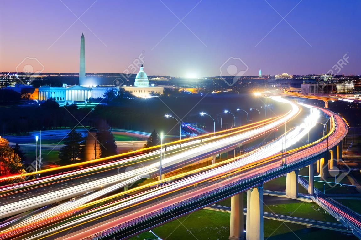 Washington, DC con el horizonte de carreteras y monumentos.