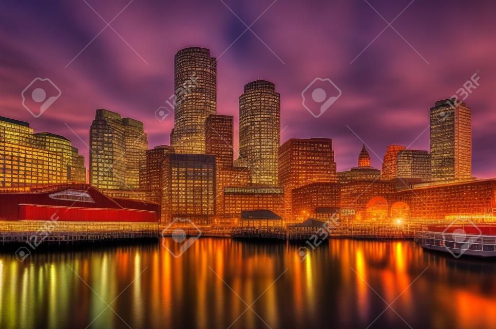Бостон, штат Массачусетс, горизонт города США в гавани.