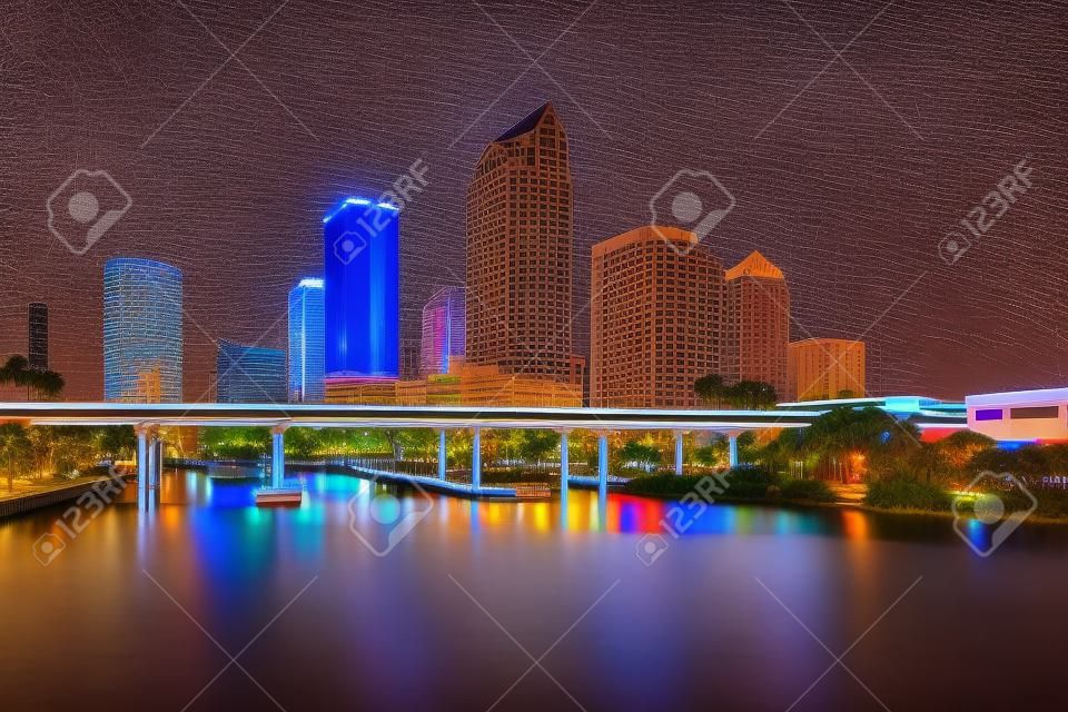 Tampa, Flórida, EUA centro da linha do horizonte no rio Hillsborough.
