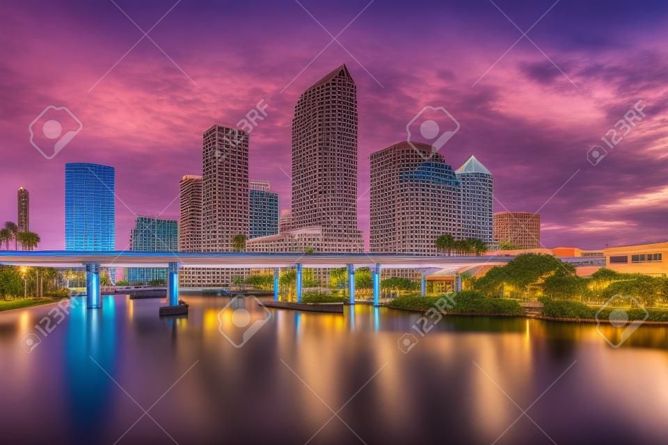 Tampa, Floryda, USA panoramę centrum miasta na rzece Hillsborough.