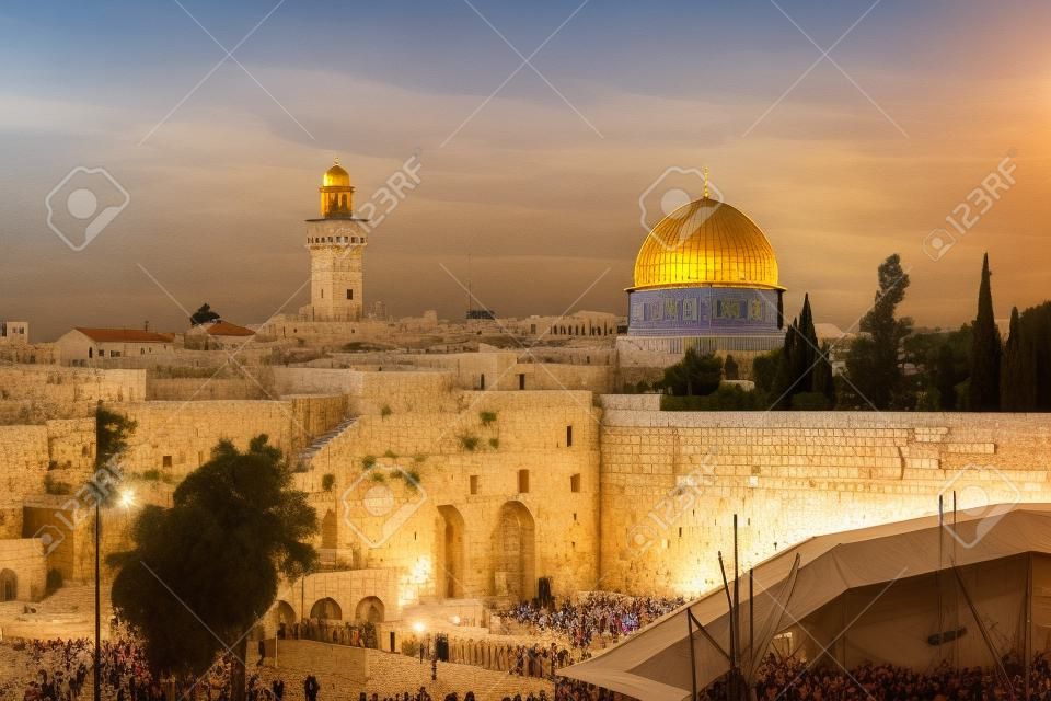 Orizzonte della città vecchia al muro occidentale e il monte del tempio a Gerusalemme, Israele.