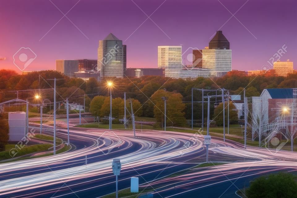 Город Гринсборо, Северная Каролина, США - линия горизонта и шоссе.