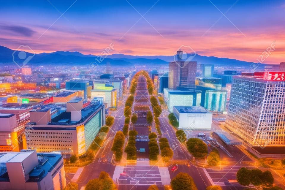 Sapporo, Japon Paysage urbain sur le parc Odori au crépuscule.