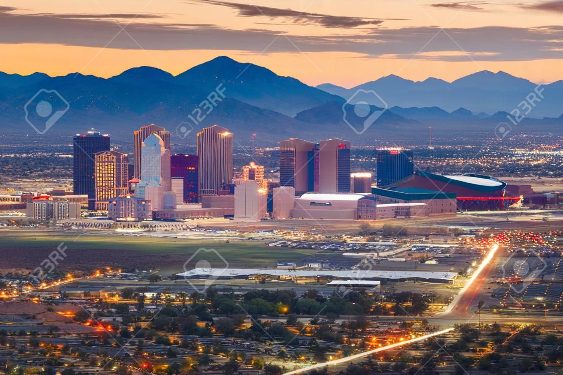 Phoenix, Arizona, USA paysage urbain du centre-ville au crépuscule.