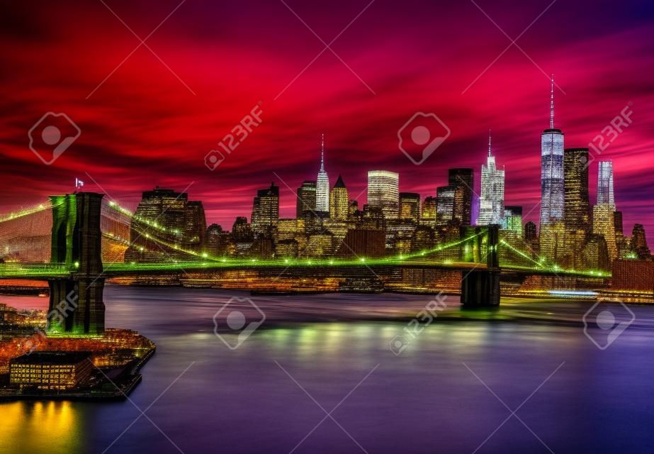 Nova York, Nova York, EUA skyline de Manhattan sobre o East River com a ponte de Brooklyn após o pôr do sol.