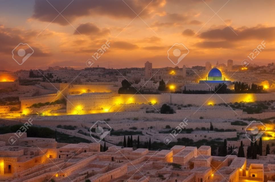 Иерусалим, Старый город Израиля на закате от Масличной горы.