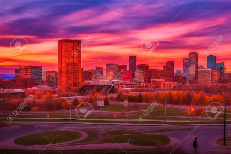 Denver, Colorado, EE.UU. el centro de la ciudad al amanecer.