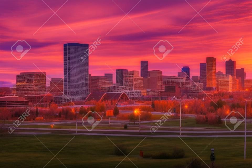 Denver, Colorado, Stati Uniti d'America skyline del centro città all'alba.