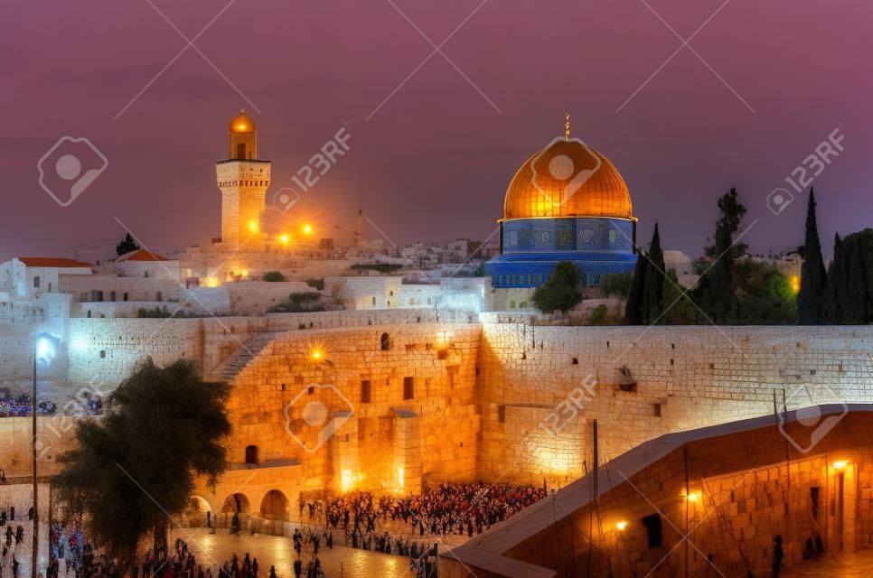 Jerusalem, Israel an der Klagemauer und dem Felsendom in der Abenddämmerung in der Altstadt.