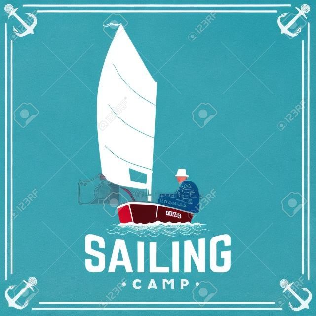 セーリングキャンプバッジ。ベクトル。シャツ、プリント、スタンプ、ティーのコンセプト。ヨットのシルエットの男とヴィンテージタイポグラフィデザイン。小さなボートで航海する。海の冒険。