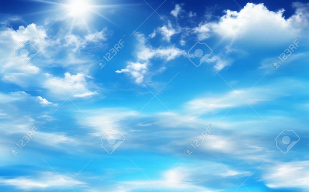 Blauwe lucht met luchtwitte wolken. Prachtige hemelse achtergrond.