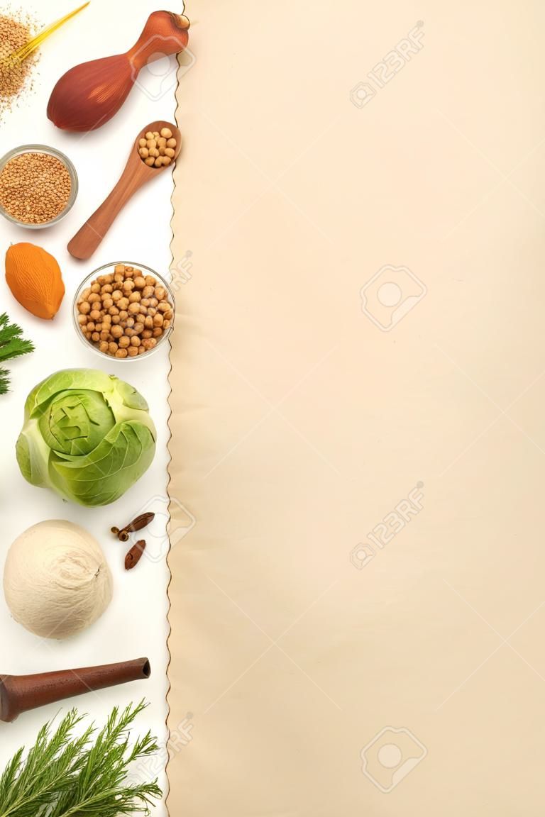 Lebensmittelzutaten und Papier auf weißem Hintergrund