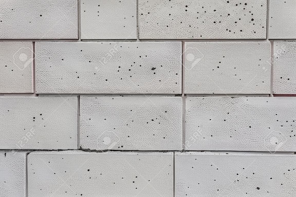 공립 학교 건물의 회색 콘크리트 블록 시멘트 벽의 근접.