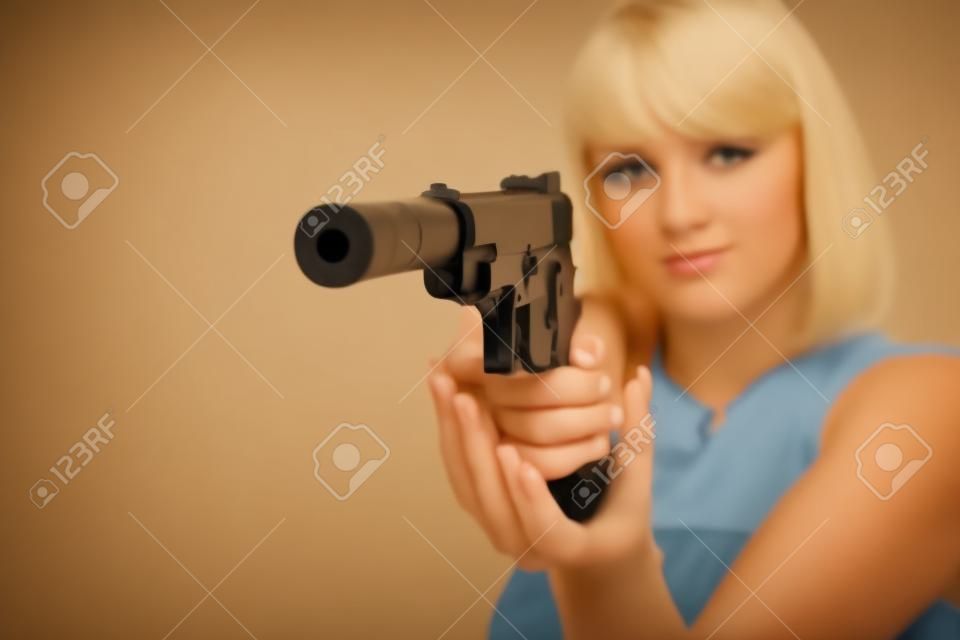 Junge blonden Frau mit Pistole auf weiß isoliert