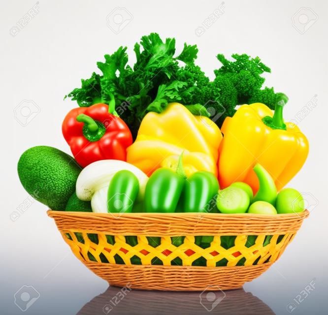 Les légumes frais dans le panier isolé sur blanc