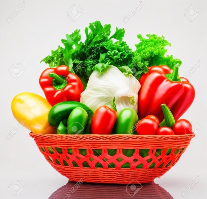 Frisches Gemüse im Korb isoliert auf weiß