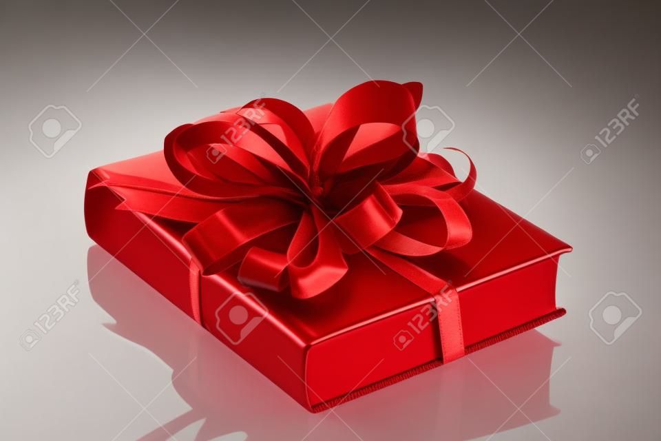 Libro rojo de regalo aislados en blanco