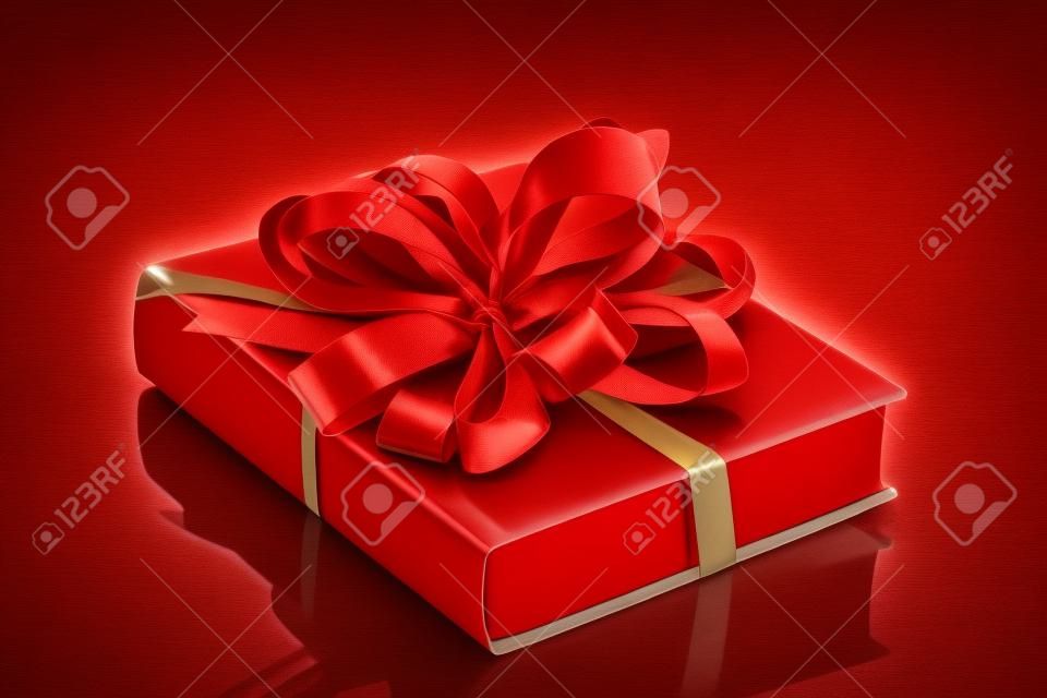 Libro rojo de regalo aislados en blanco