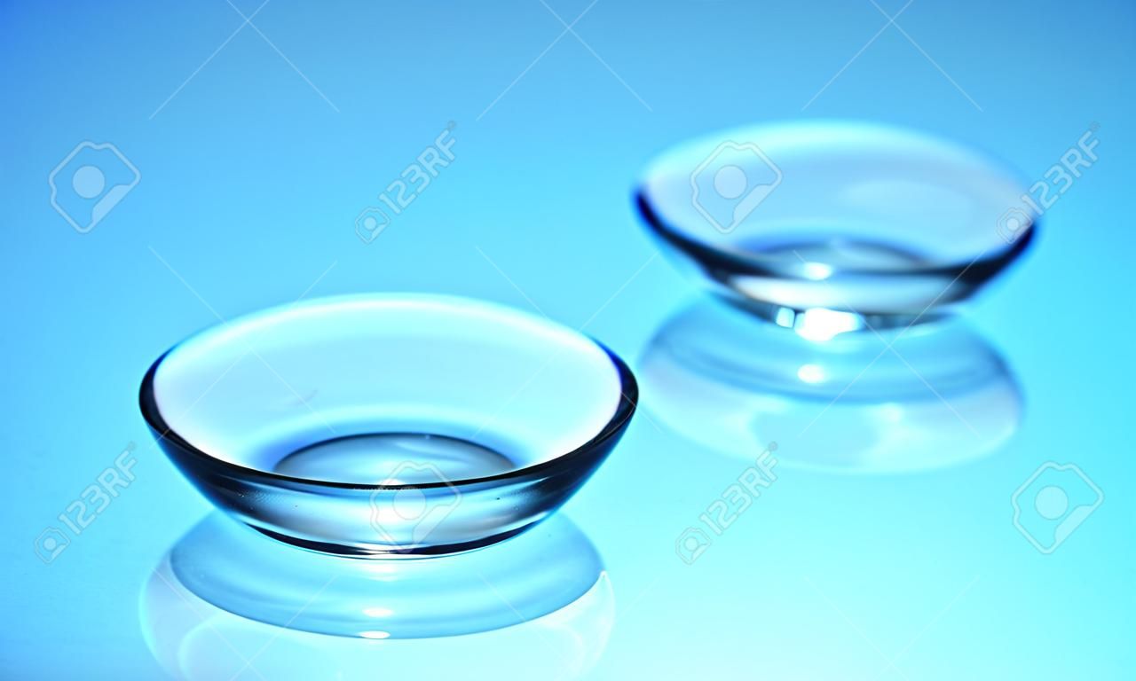 lentes de contacto, sobre fondo azul